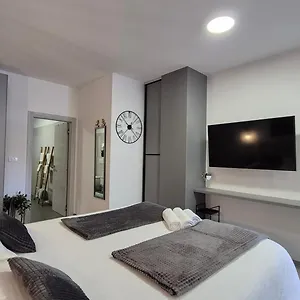 Apartment Cave With Free Parking, Pula